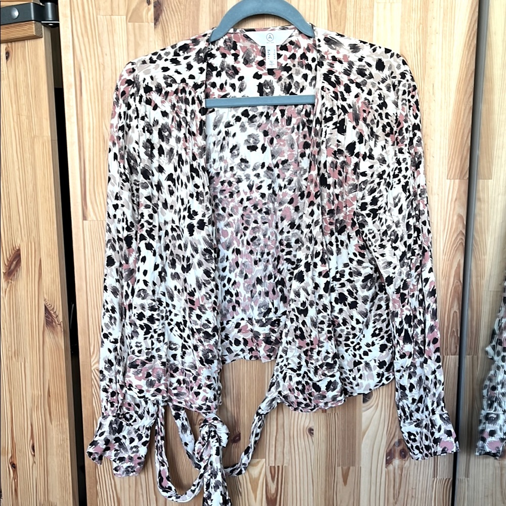 🤎 🐆 Cheetah print wrap top (size 12) 🤎 🐆